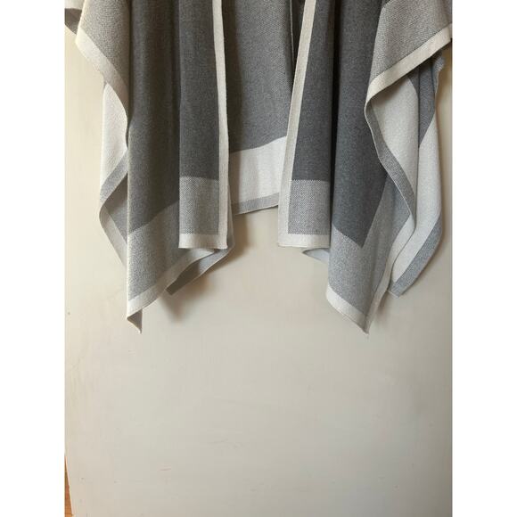 Rachel Roy Collection Open Poncho Shawl Wrap Colorblock Flowy Grey White Size M - Picture 9 of 9